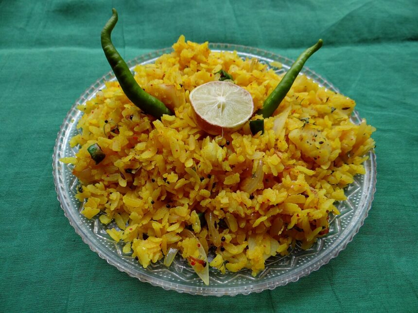 પૌવા કે ઉપમા: સવારે નાસ્તામાં શું ખાવું? 1 Poha Light Snack