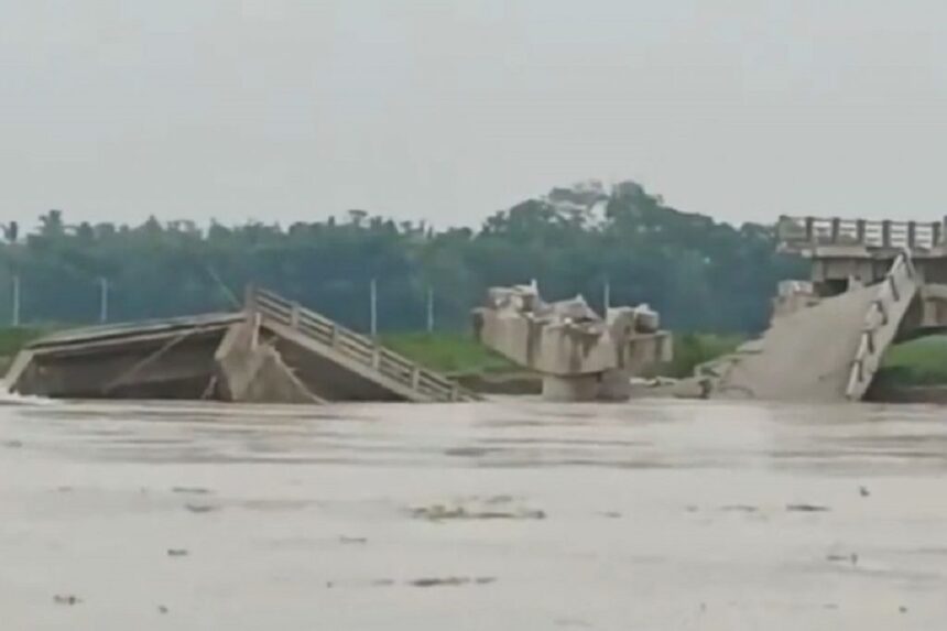 બિહારમાં ઉદ્ઘાટન પહેલાં જ પુલ નદીમાં ગરકાવ 1 Bihar Bridge Collapse 1
