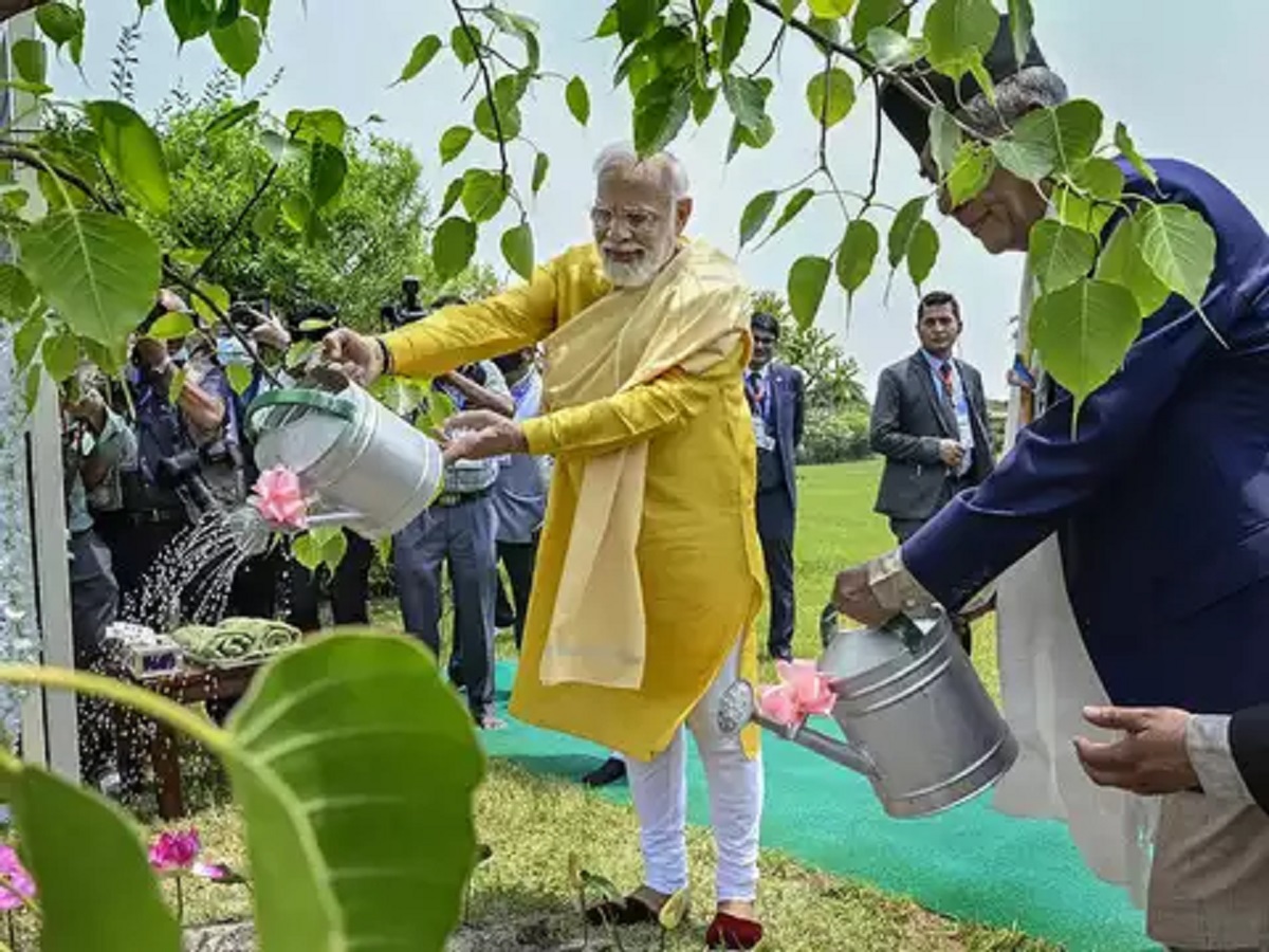 MODI PLANTING TREE 1254