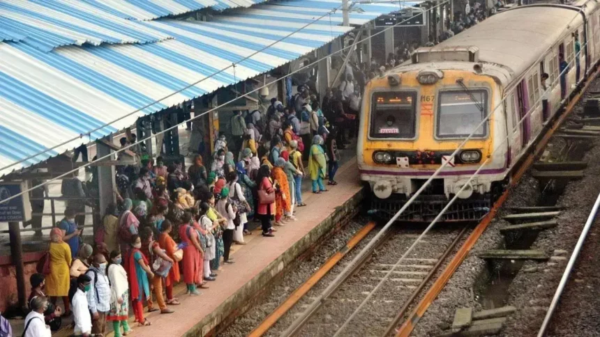 શનિવારે મધ્ય રેલવે, પ્રવાસીઓ રઝળી પડ્યા 1 Thane stn d