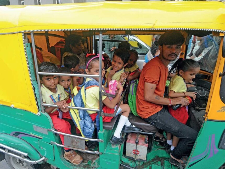 અમદાવાદઃ મોંઘવારી વચ્ચે વાલીઓ માટે ખરાબ સમાચાર, સ્કૂલ વાન અને રિક્ષાના ભાડામાં 20 ટકાનો વધારો. 1 school rischow