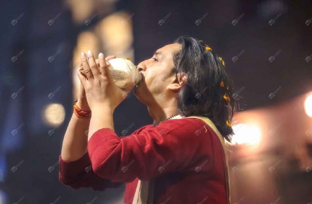 shankh blow ganga aarti