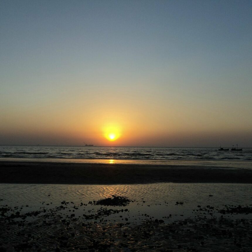 સુરતઃ હવામાન વિભાગની ચેતવણી, સુરતવાસીઓએ ભૂલથી પણ દરિયા કે નદી કિનારે ન જવું જોઈએ. 1 suvali beach
