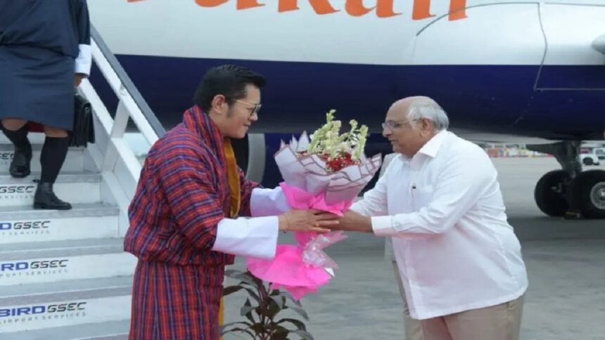 અમદાવાદ એરપોર્ટ પર ભૂટાનના રાજા અને વડાપ્રધાનનું ગરબા અને ઢોલના નાદ સાથે ઉષ્માભર્યું સ્વાગત કરવામાં આવ્યું હતું 1 BHUPENDRA WITH BHUTAN RAJA