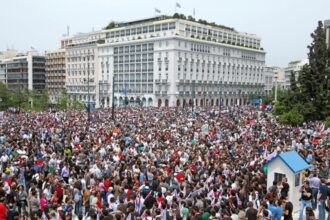 CROUD POPULATION PEOPLE