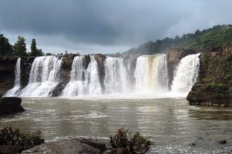 gira waterfalls saputara