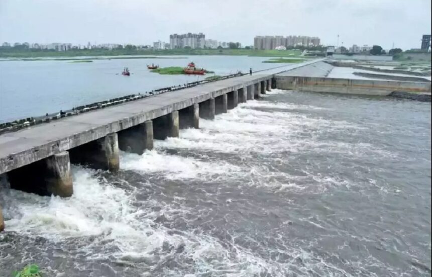 સુરતઃ તાપી નદીમાં નવા પાણીનું આગમન, વિયર કમ કોઝવે બંધ, વાહનોની અવરજવર પર અસર 1 tapi river surat