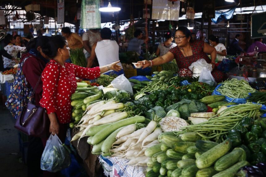 નવી દિલ્હી: જૂન મહિનામાં છૂટક મોંઘવારી દર વધીને 5.08 ટકા થયો 1 vegetable customer