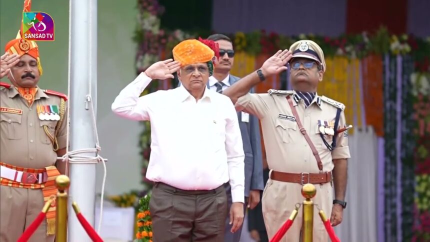 નડિયાદમાં મુખ્યપ્રધાન ભુપેન્દ્ર પટેલે ધ્વજારોહણ કર્યું 1 bhupendra pateel