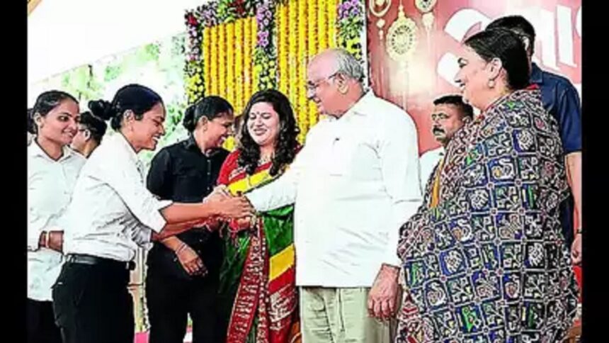 ગાંધીનગર: રાજ્યભરમાંથી આવેલી સમાજના વિવિધ વર્ગની બહેનોએ મુખ્યમંત્રીને રાખડી બાંધી 1 bhupendra patel rakhi 1