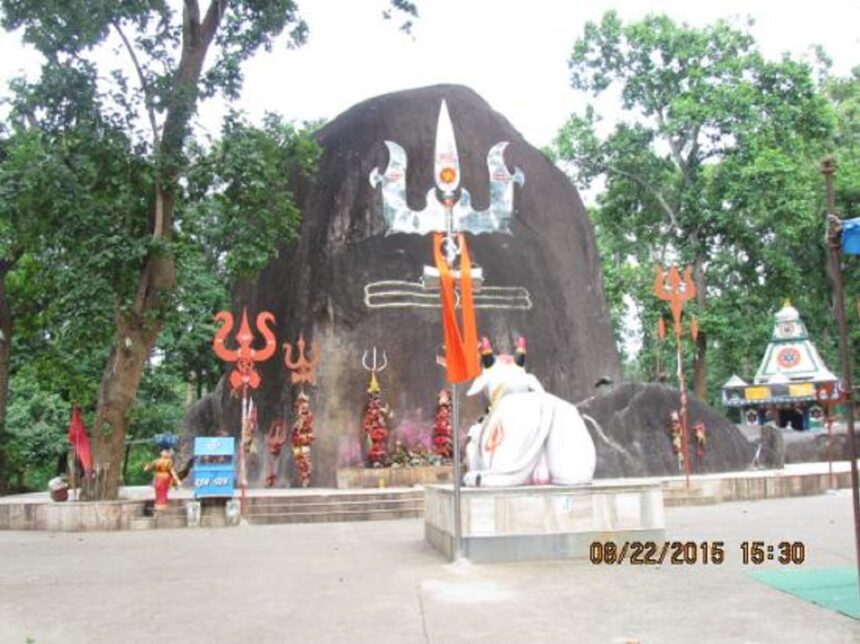 નહીં માનો પણ તેવું કહેવાય છે કે,આ મંદિરમાં મધ્યરાત્રિએ દેવી-દેવતાઓ ભોલેનાથની પૂજા કરે છે! 1 bhuteshwar mahadev