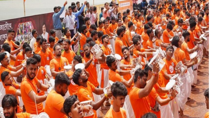 ઉજ્જૈનઃ ભગવાન મહાકાલની નગરીમાં 1500 લોકોએ એક સાથે 10 મિનિટ સુધી ડમરુ વગાડીને વર્લ્ડ રેકોર્ડ બનાવ્યો 1 mahakal ujjain shiv shankar damroo