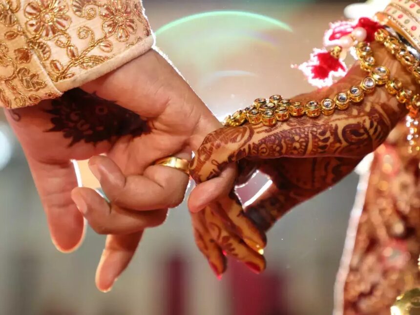 સુરત: લગ્નમાં ખોરાકની અછત સર્જાતા વરરાજા પક્ષ લગ્ન કર્યા વિના ઘરે પાછો ફર્યો 1 marriage 1
