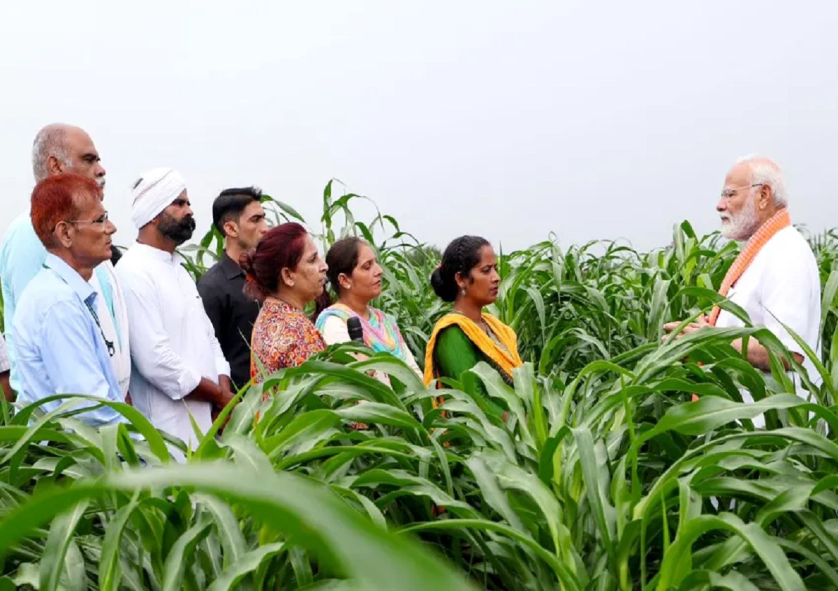 modi with farmer