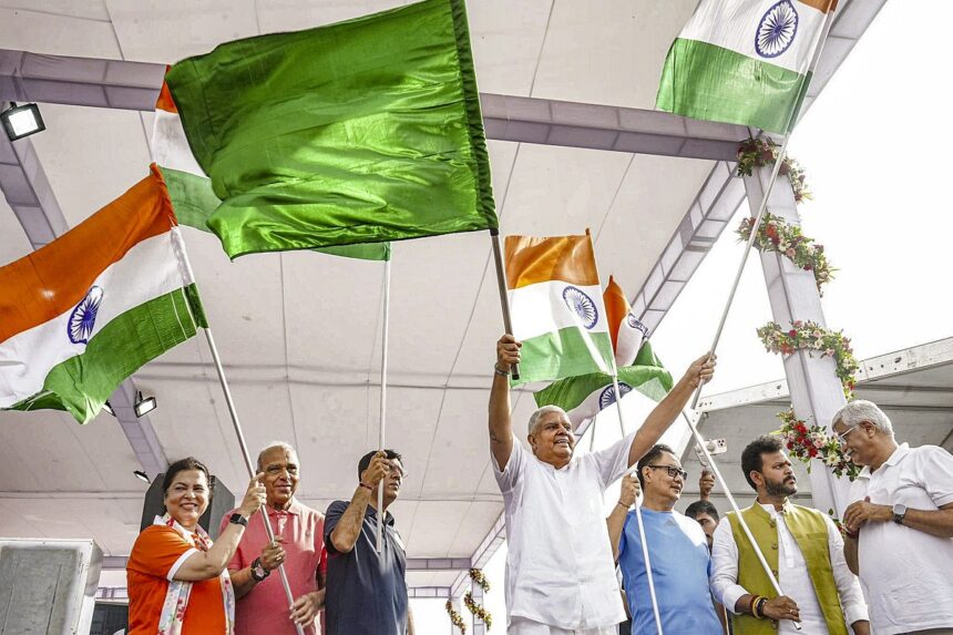 નવી દિલ્હી: 'હર ઘર તિરંગા' અભિયાન વિકસિત ભારત પ્રત્યે દેશની પ્રતિબદ્ધતા દર્શાવે છે: ધનખર 1 triranga dhan khar