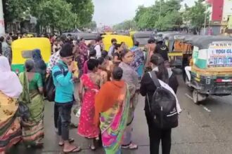 women protest against rickshow