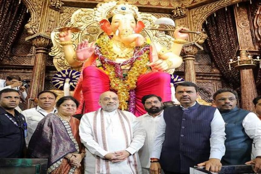 મુંબઈઃ કેન્દ્રીય ગૃહમંત્રીએ લાલબાગના રાજા ગણેશજીના દર્શન કર્યા હતા. 1 amit shah lalbag ganesh
