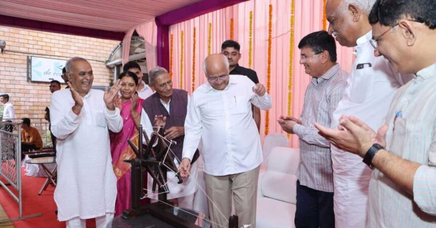 અમદાવાદઃ મુખ્યમંત્રીએ નવનિર્મિત ખાદી ભવનનું લોકાર્પણ કર્યું હતું 1 bhupendra shop khadi
