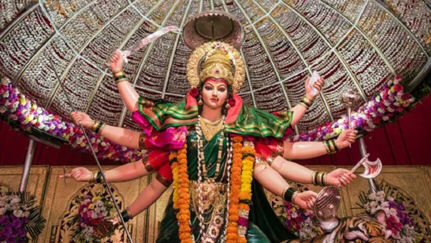આજથી શારદીય નવરાત્રિનો પ્રારંભ, વહેલી સવારથી શક્તિપીઠોમાં ભક્તોનું પુર ઉમટી પડ્યુ 1 Navratri. garbba