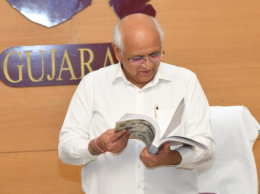 અમદાવાદ: મુખ્યમંત્રીએ 'ગુજરાત દીપોત્સવી અંક વિક્રમ સંવત 2080'નું અનાવરણ કર્યું 1 bhupendra gujarat magazine 1