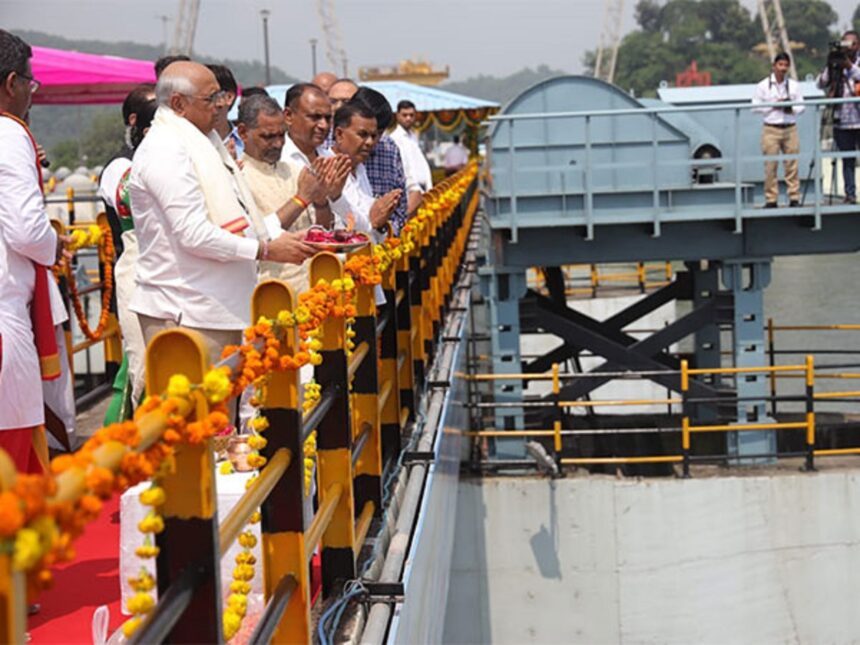 અમદાવાદ: સિઝનમાં પ્રથમ વખત સરદાર સરોવર ડેમ ઓવરફ્લો થયા બાદ મુખ્યમંત્રીએ નર્મદા નીરને વંદન કર્યા હતા. 1 bhupendra patel sardar sarovar dam