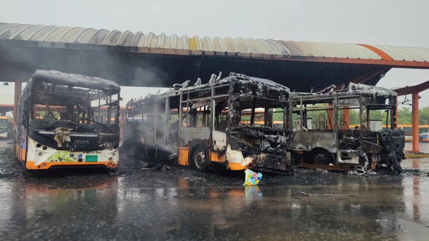 અમદાવાદઃ BRTS ઈલેક્ટ્રિક બસમાં આગ, કોઈ જાનહાનિ નહીં 1 bus brts fire