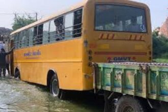 bus stuck rain river 1