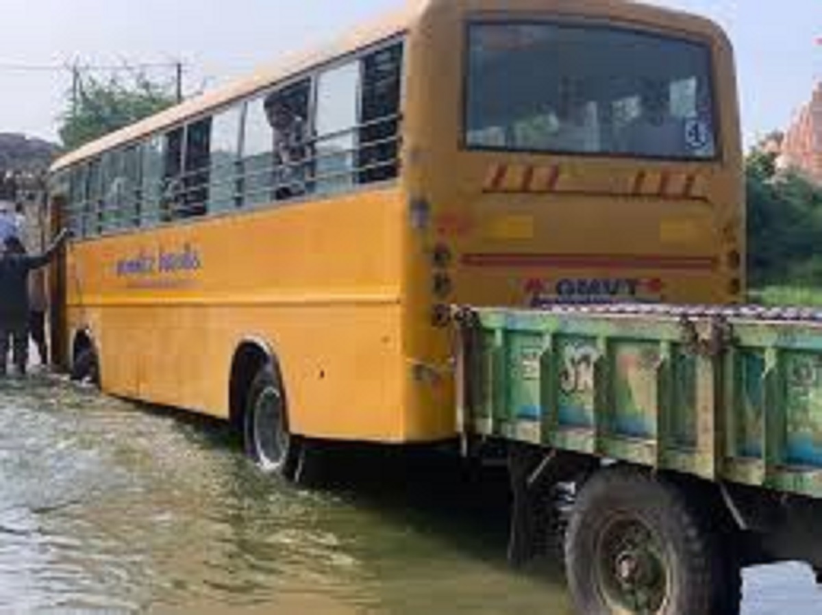bus stuck rain river 1