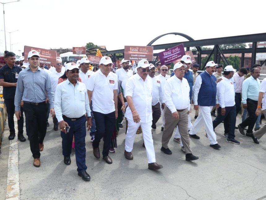 સુરતઃ વિકાસ પદયાત્રાનો પ્રારંભ, કેન્દ્રીય મંત્રી સી.આર. પાટીલે લીલી ઝંડી આપી હતી 1 c r patil pad yatra