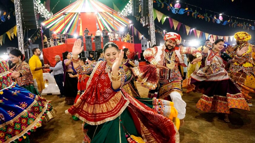 આ રંગને માનવામાં આવે છે અશુભ ,શારદીય નવરાત્રિમાં કયા રંગના કપડાં ન પહેરવા જોઈએ? 1 garba navratri2