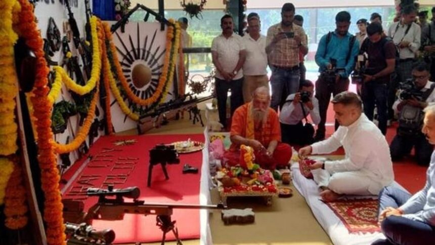 સુરતઃ ગૃહ રાજ્યમંત્રી હર્ષ સંઘવીએ આધુનિક પોલીસ શસ્ત્રોનું પૂજન કર્યું હતું 1 harsh sanghavi sastra poojan