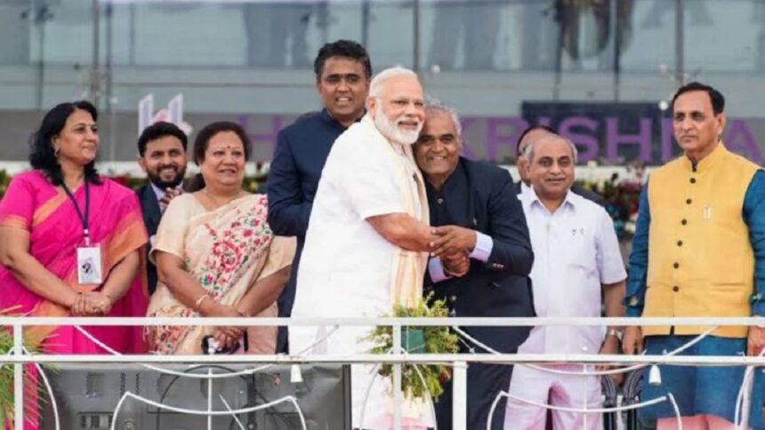 સવજી ધોળકિયાના પુત્રના લગ્નમાં પીએમ મોદી 1 modi in marriage dholakiya