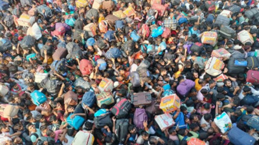 udhna station crowd train