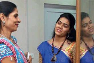 women police in saree garba navratri