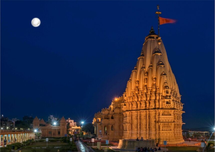 સોમનાથ મંદિરમાં, મંદિરના ધ્વજદંડ અને ચંદ્ર એક હરોળમાં આવ્યા 1 Somnath Full moon temple