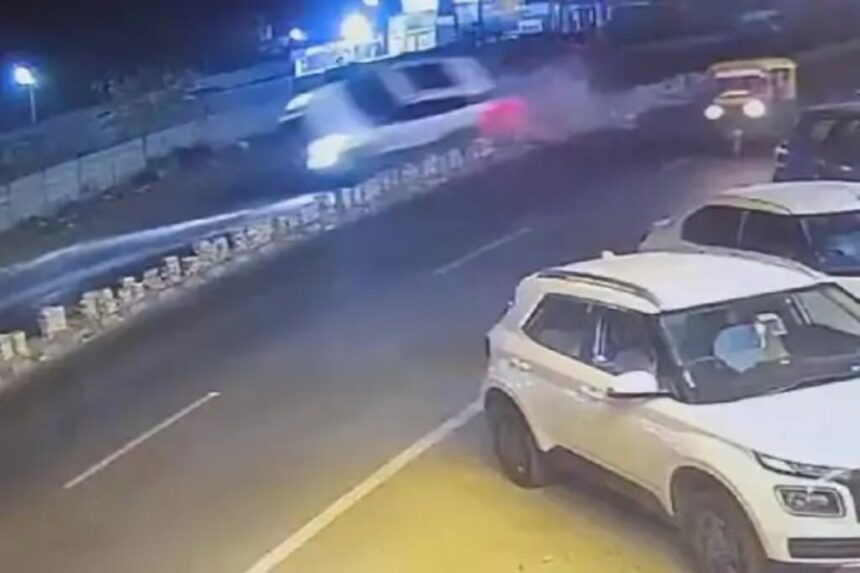 અમદાવાદના હૃદયકંપી અકસ્માતના CCTV ફૂટેજ: હવામાં ઉડીને ક્રેટા કાર એક્ટિવા સાથે અથડાઈ, બેના જીવ ગયાં 1 AhmedabadAccident