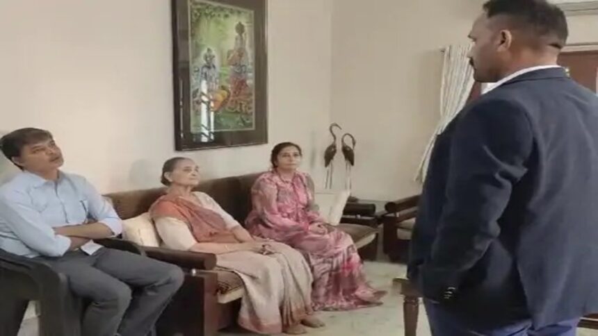 Fake ED Raid : ED ઓફિસર બનીને ઠગાઈ: ગાંધીધામમાં જ્વેલર્સને ફસાવવાનું ષડયંત્ર, બોગસ ટીમ કેમેરામાં ઝડપાઈ 1 Fake ED Raid