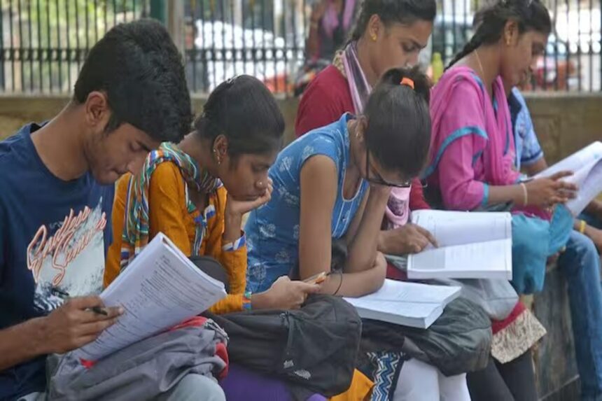 Government Jobs Notification 2025 : SBI, સુપ્રીમ કોર્ટ સહિત આ વિભાગોમાં નોકરીની તકો, અહીં સૂચના અને અન્ય વિગતો જુઓ 1 Government Jobs Notification 2025