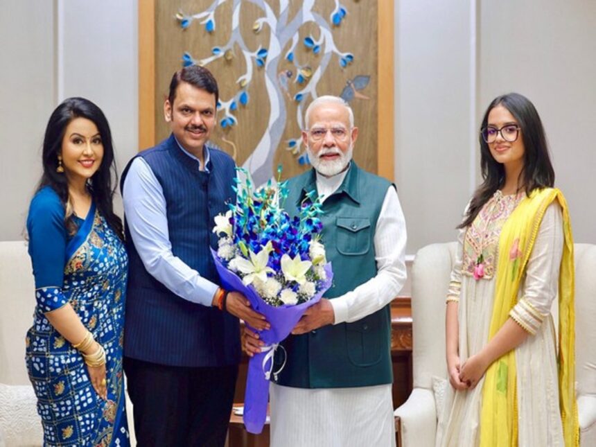 ધીરજ, પક્ષના નેતૃત્વ પ્રત્યેની વફાદારી અને વ્યૂહાત્મક કુશળતાના કારણે ફડણવીસનો 'રાજ્યભિષેક' થયો 1 modi fadanvish greeting