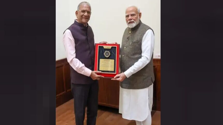 નવી દિલ્હીઃ સાંસદ ગોવિંદ ધોળકિયાએ વડાપ્રધાન મોદીજીને ‘નવભારત રત્ન’ અર્પણ કર્યો. 1 modi govind dholakia