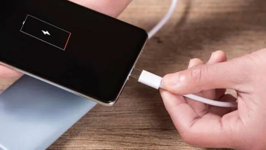 Phone Tips : મોબાઈલ ફોનને દિવસમાં કેટલી વખત ચાર્જ કરવો જોઈએ? મોટાભાગના લોકો કરી રહ્યા છે ભૂલ 1 phone charge 1