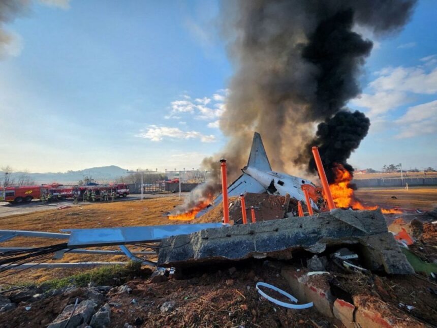 South Korea plane crash: 179 મૃત્યુ, 2 બચાવ, દુર્ઘટનાનું મુખ્ય કારણ આ હતું. 1 ybatnma7 rtrmadp 3 southkorea crash 1024x768 1