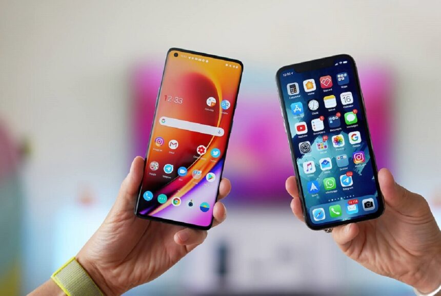 અગર તમે પણ iPhone વાપરો છો તો જાણી લો કે, માનો છો એટલો સુરક્ષિત નથી, તમારા ફોટા એપલ ને ટ્રન્સફર કરે છે 1 Android vs iPhone mobile