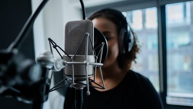 Voiceover Career Guide: અવાજના દમ પર કારકિર્દી બનાવવી છે? વોઈસ ઓવર આર્ટિસ્ટ માટે છે ઘણી તકો 1 images 2 9