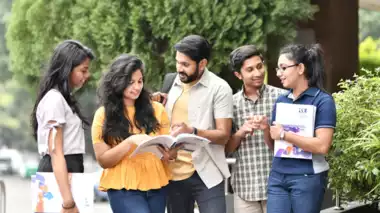Indian Students in US: અમેરિકામાં ભણતા વિદ્યાર્થીઓ માટે 'ઓવરસ્ટે'નો મુદ્દો, વિઝા પોલિસીમાં ફેરફારની માંગ 1 indian students 117746226