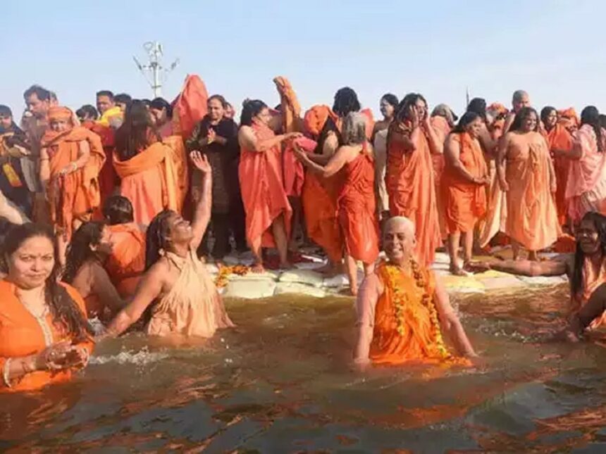 માસિક ધર્મ દરમિયાન મહાકુંભમાં સ્ત્રી નાગા સાધુઓ કેવી રીતે સ્નાન કરે છે, તેઓ સ્નાન કરવા માટે આ પદ્ધતિ અપનાવે છે 1 stri naga sadhu