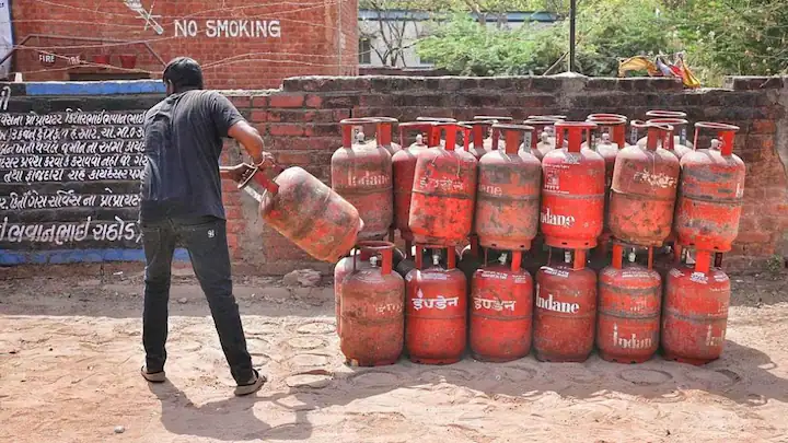 Gas Cylinder Maximum Limit: એક વર્ષમાં કેટલા ગેસ સિલિન્ડર ખરીદી શકો? જાણો આગળની પ્રક્રિયા! 1 Gas Cylinder Maximum Limit