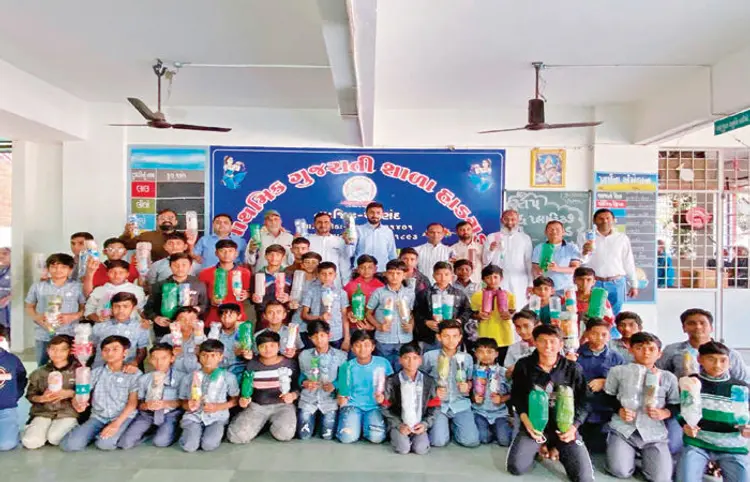 Students gather 50,000 bottles: 350 શાળાના વિદ્યાર્થીઓએ એકત્રિત કરી 50 હજાર પ્લાસ્ટિક બોટલ 1 students gather 50,000 bottles