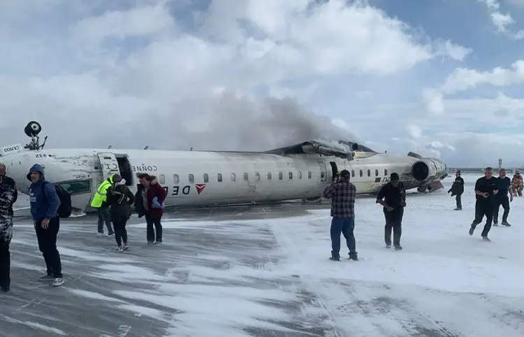 Delta Airlines Plane Crash: ટોરોન્ટો એરપોર્ટ પર લેન્ડિંગ દરમિયાન વિમાન ક્રેશ – 18 ઇજાગ્રસ્ત, ઈમરજન્સી ટીમ ઘટનાસ્થળે! 1 Delta Airlines Plane Crash