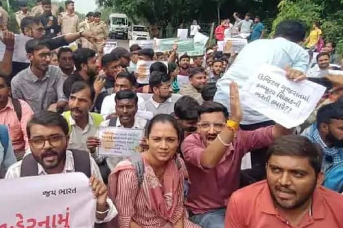 Protest in Gandhinagar: TAT-TET ઉમેદવારોનું ગાંધીનગરમાં આંદોલન! 5 પડતર માંગો સાથે દેખાવની ચિમકી 1 Protest in Gandhinagar
